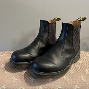 DR.MARTENS 2976 SMOOTH LEATHER CHELSEA BOOTS- SIZE 5 WOMEN’S